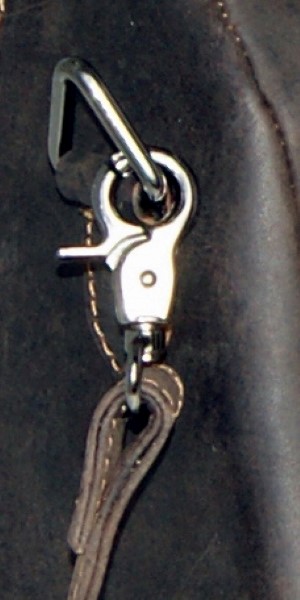 Schultergurt-Karabiner-und-Befestigung-3