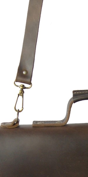 Schultergurt-Karabiner-und-Befestigung-859dd40dade378