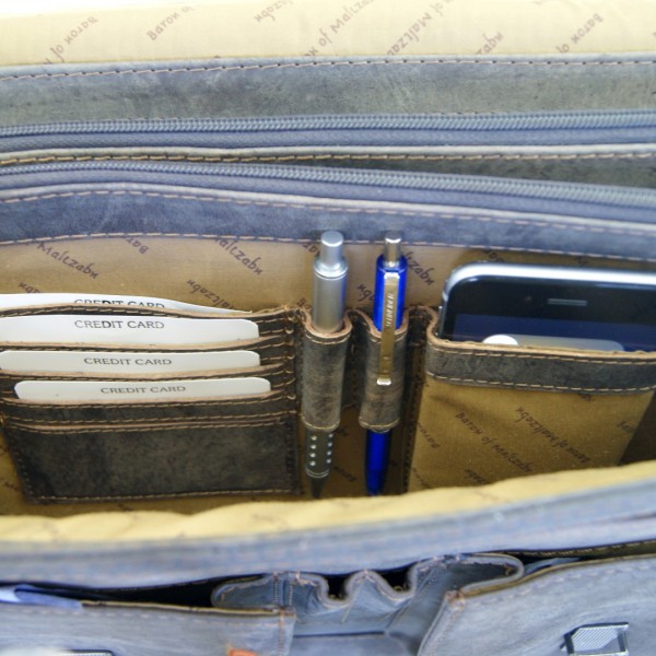 Diese Aktentasche hat einen gut sortierten Innenorganizer. Diese Aktentasche hat einen gut sortierten Innenorganizer.